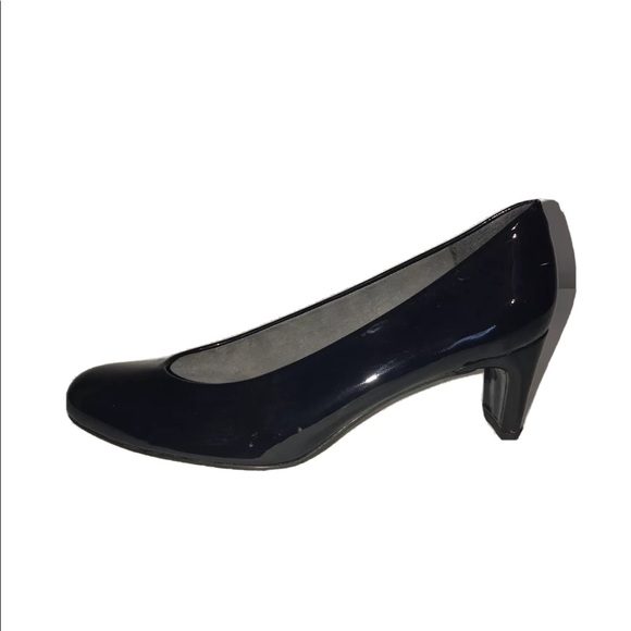 Stuart Weizman midnight blue pumps. - Picture 3 of 7